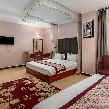 Russell Hotel Кампала Екстериор снимка