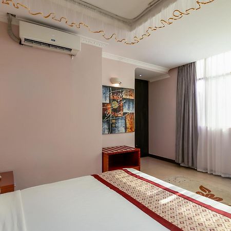 Russell Hotel Кампала Екстериор снимка