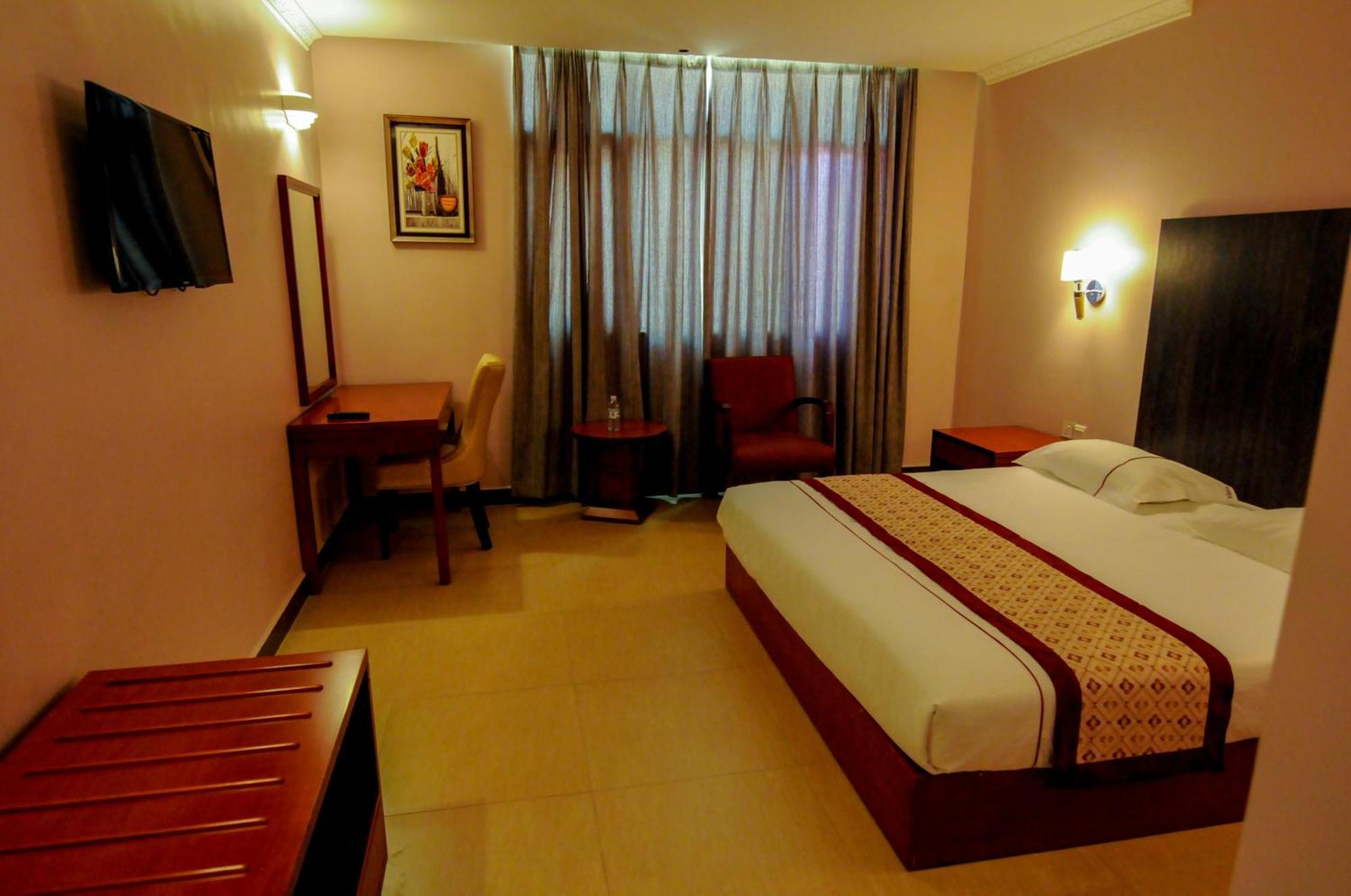 Russell Hotel Кампала Екстериор снимка