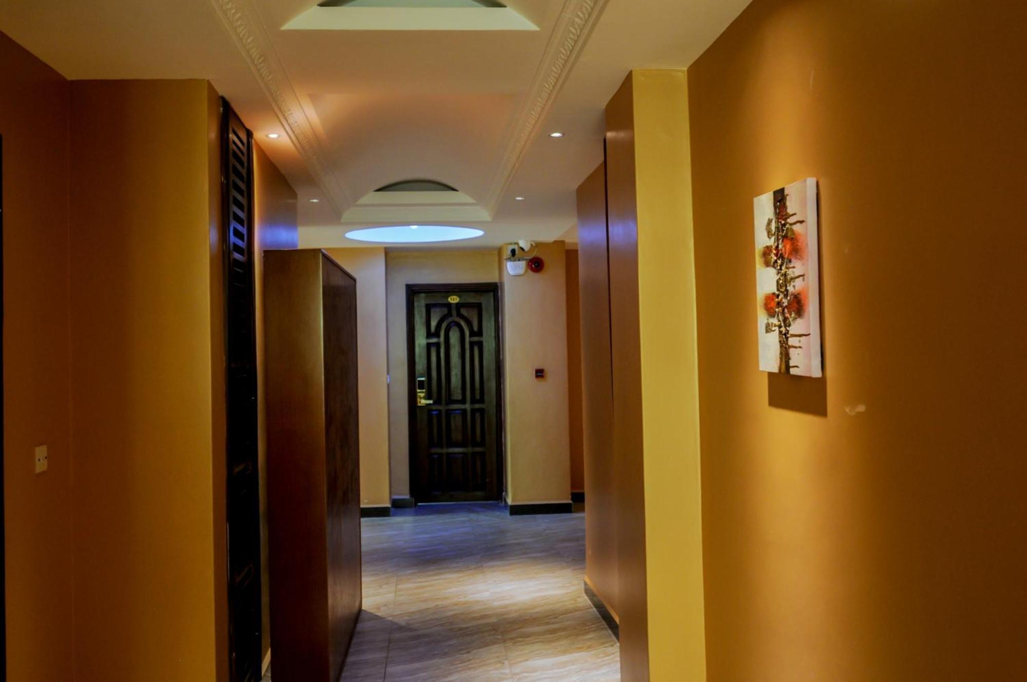 Russell Hotel Кампала Екстериор снимка