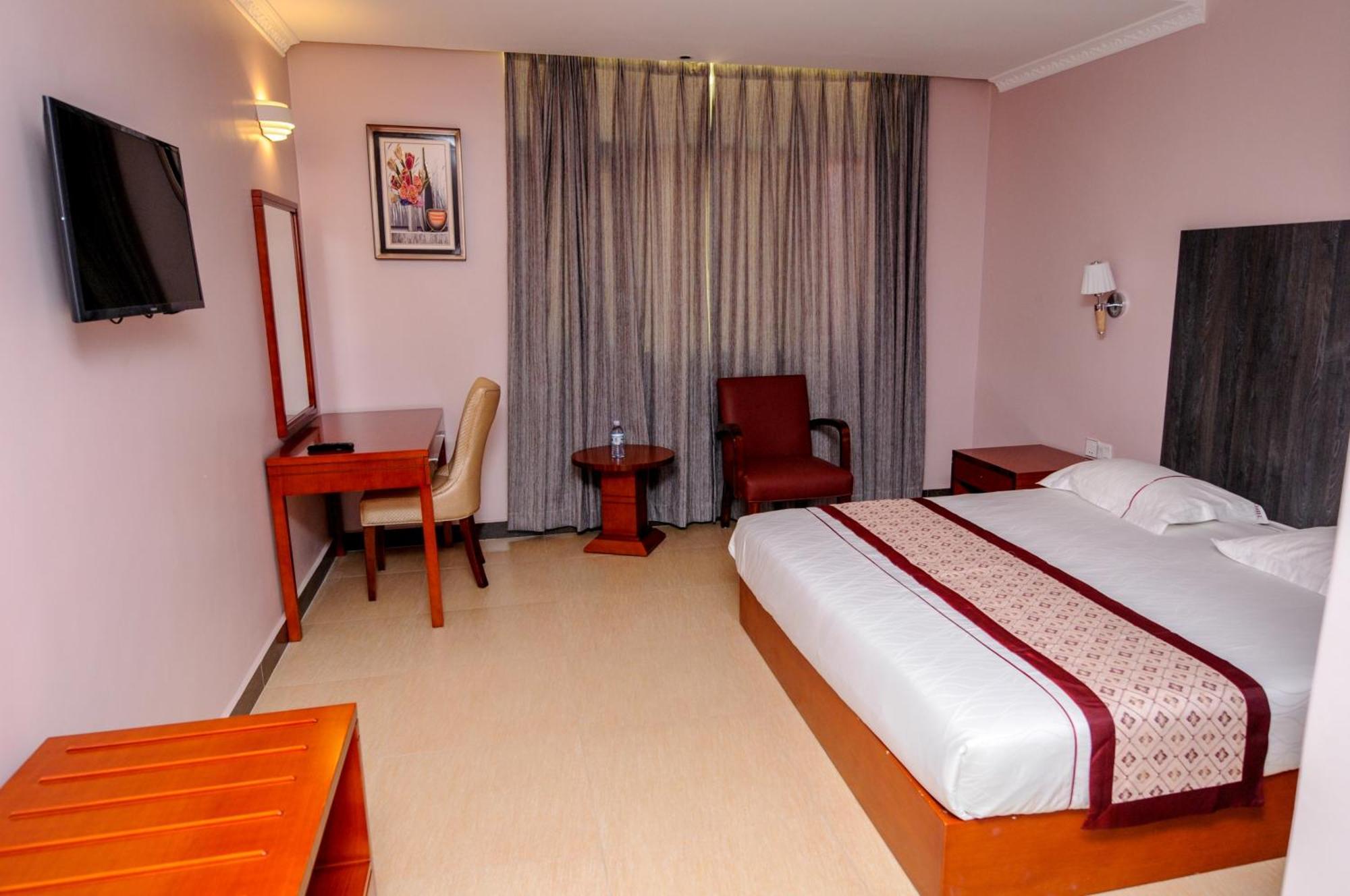 Russell Hotel Кампала Екстериор снимка