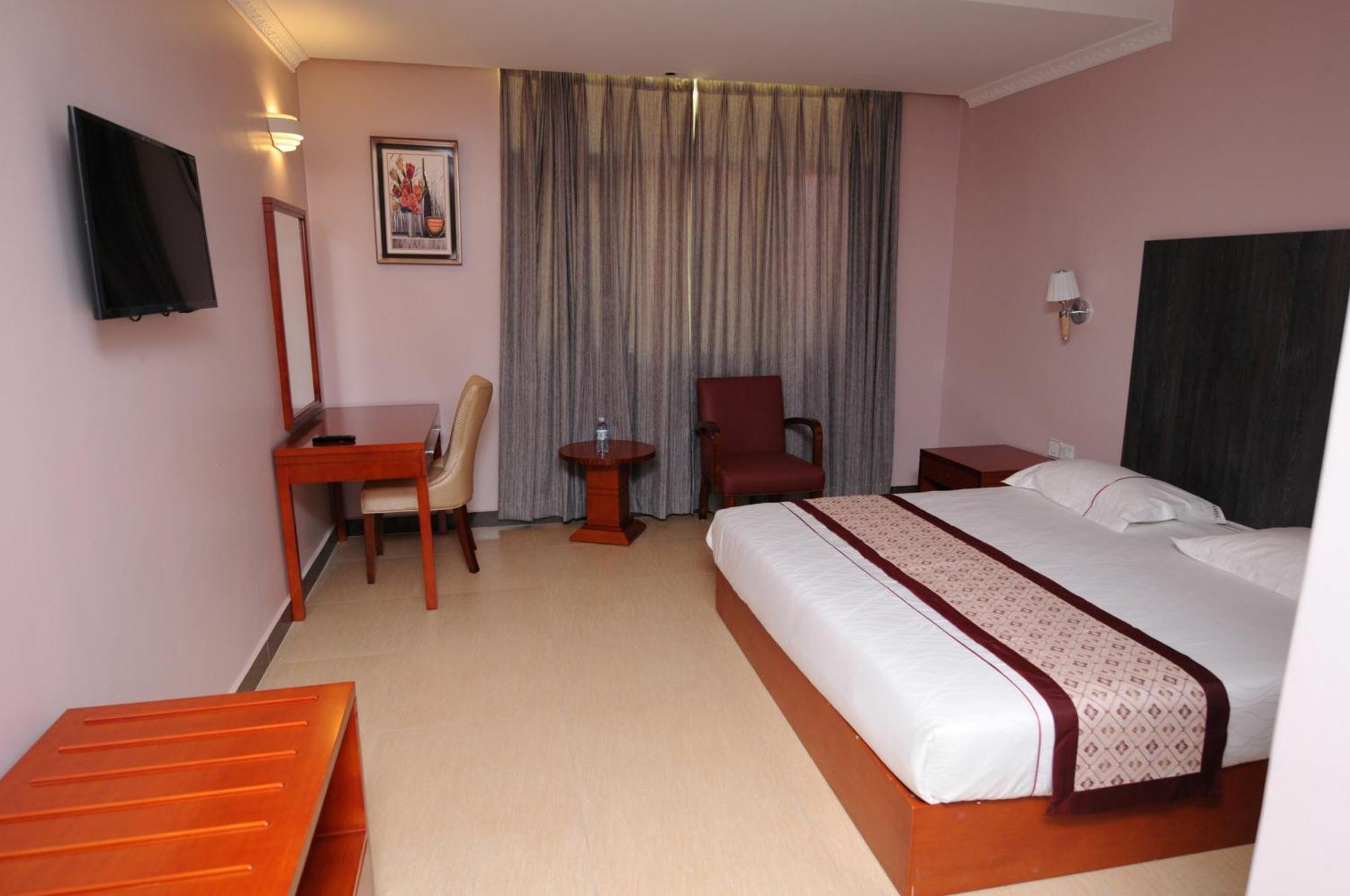 Russell Hotel Кампала Екстериор снимка