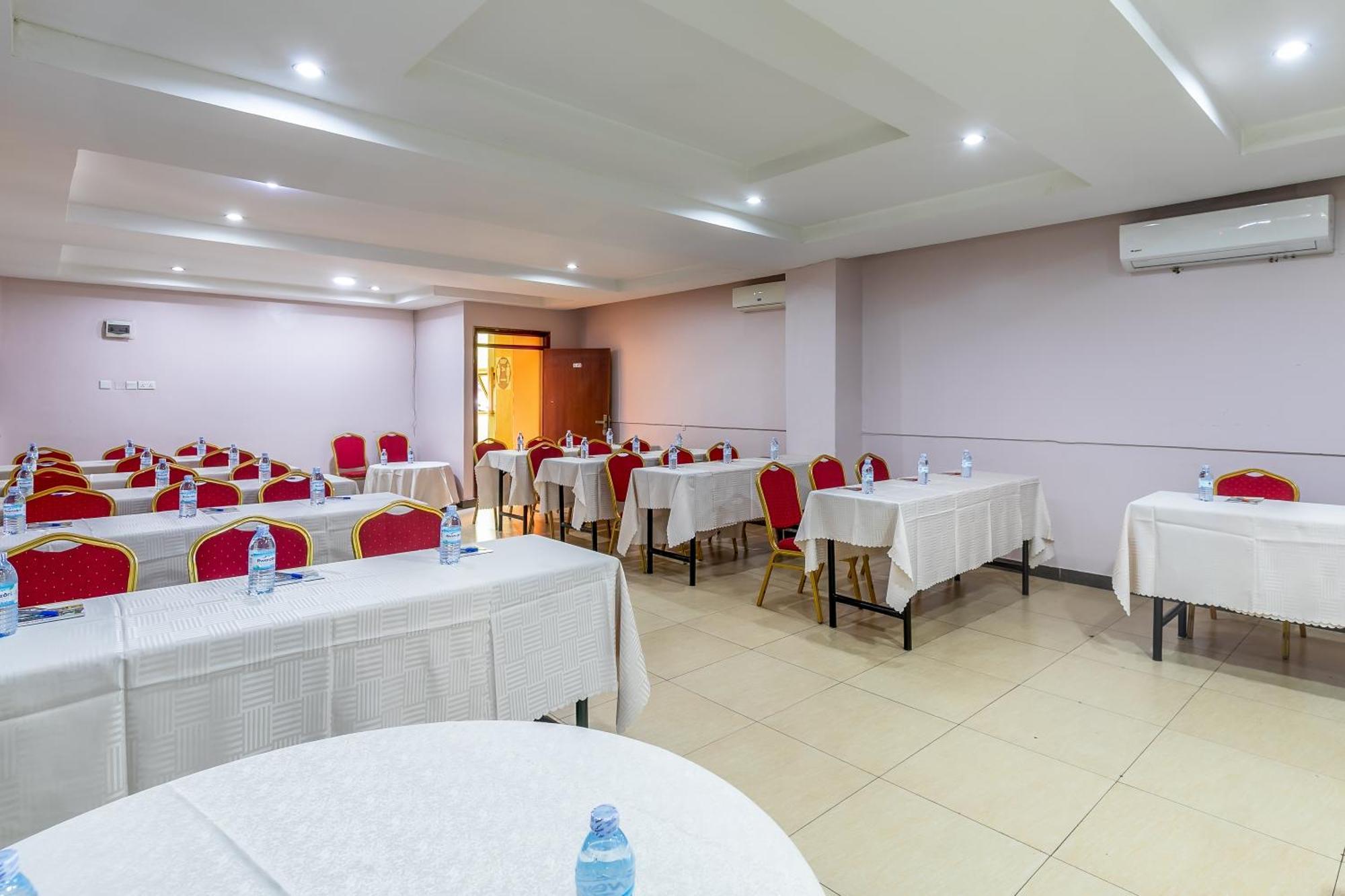 Russell Hotel Кампала Екстериор снимка