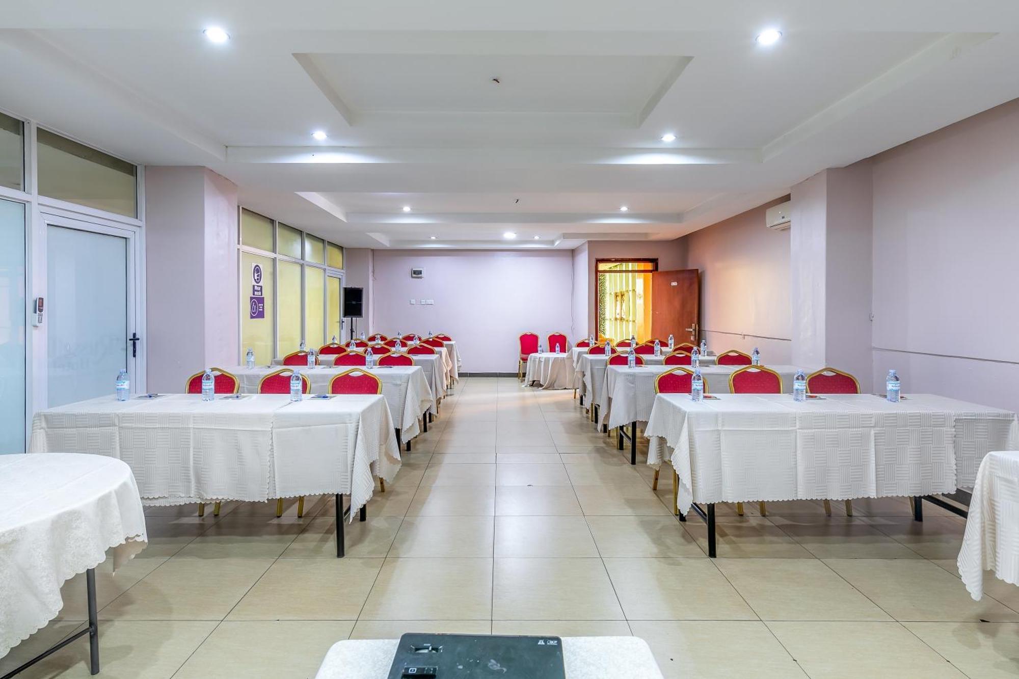Russell Hotel Кампала Екстериор снимка