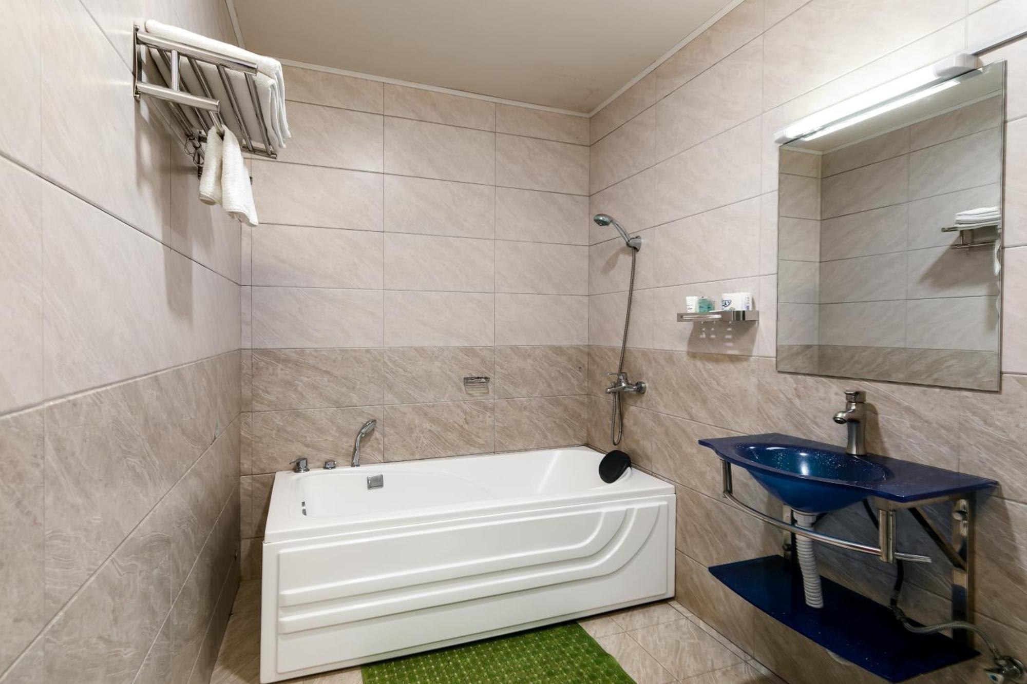 Russell Hotel Кампала Екстериор снимка
