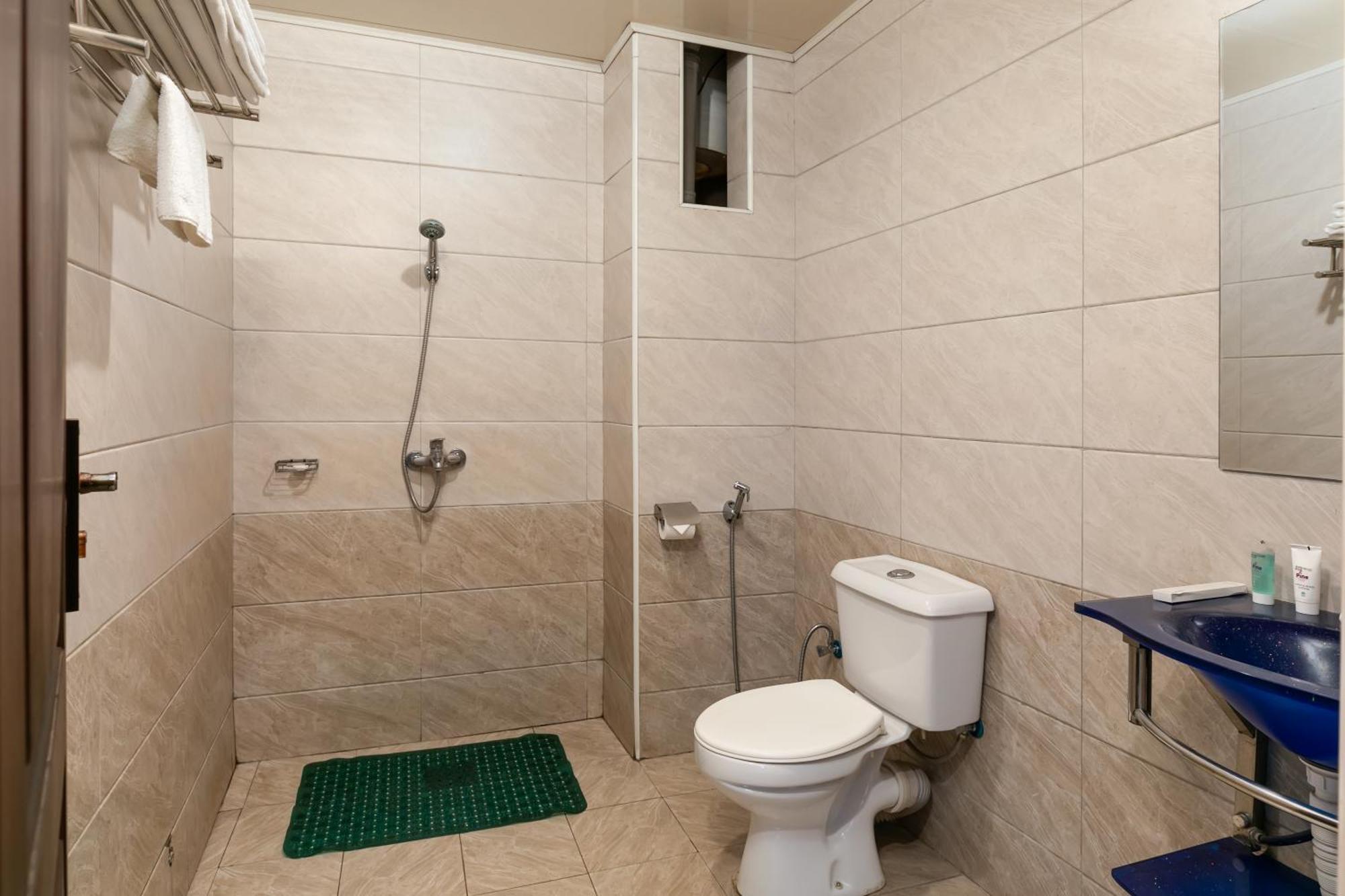 Russell Hotel Кампала Екстериор снимка
