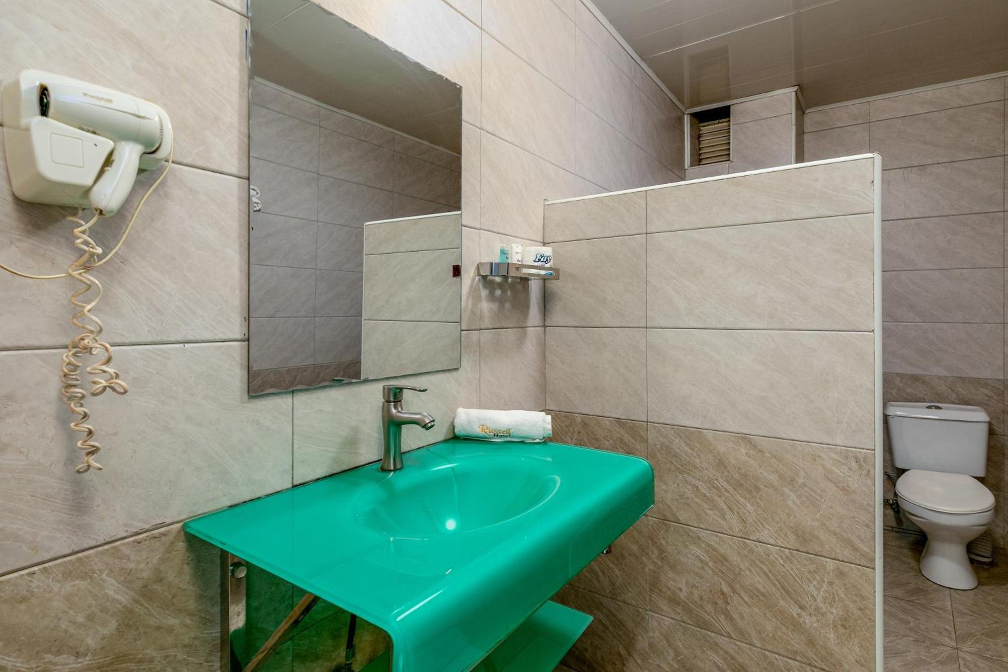 Russell Hotel Кампала Екстериор снимка