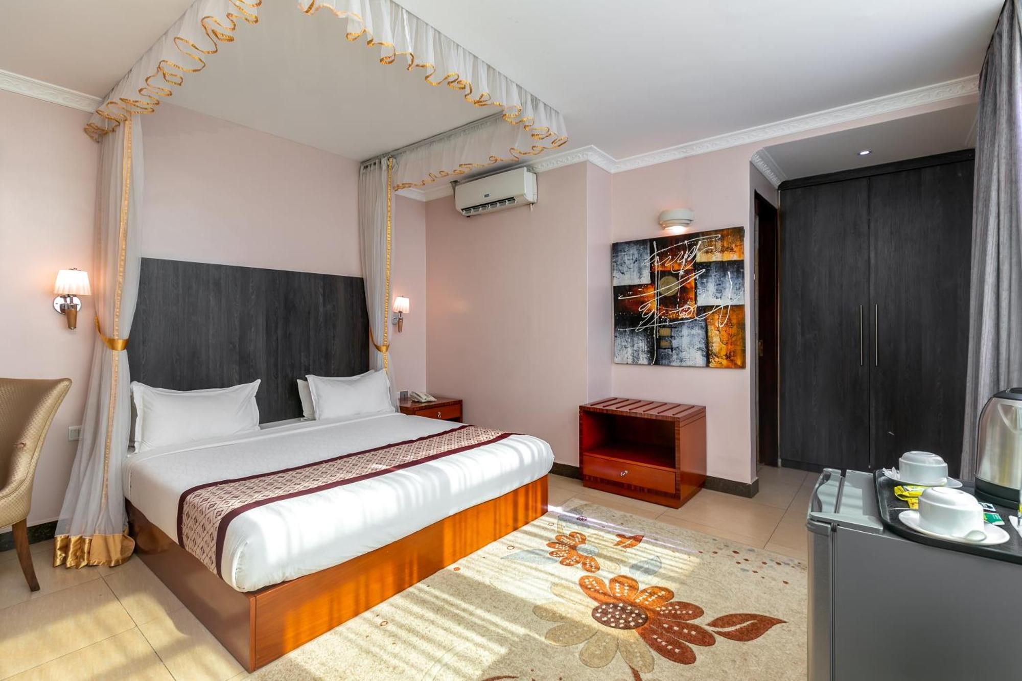 Russell Hotel Кампала Екстериор снимка