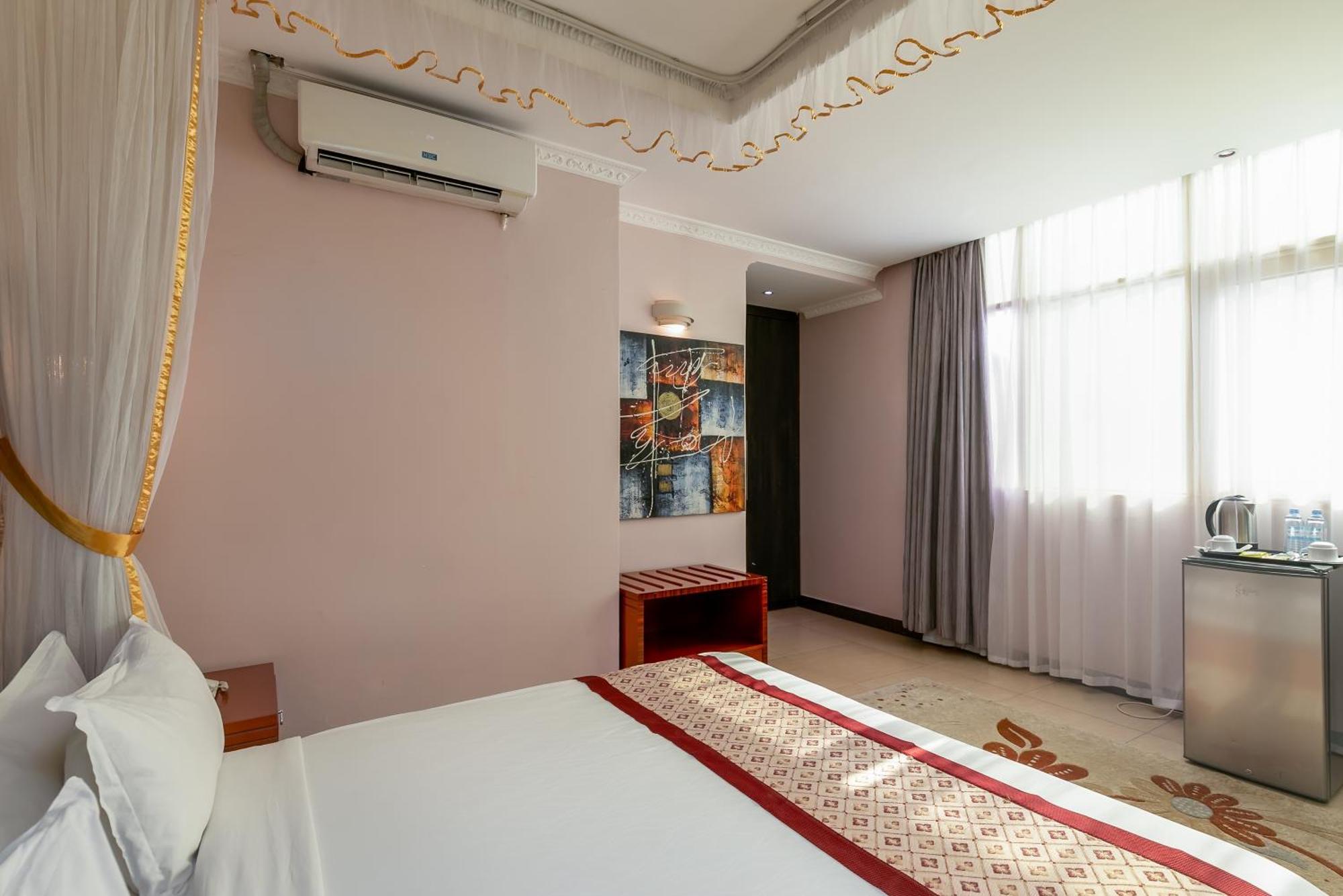 Russell Hotel Кампала Екстериор снимка