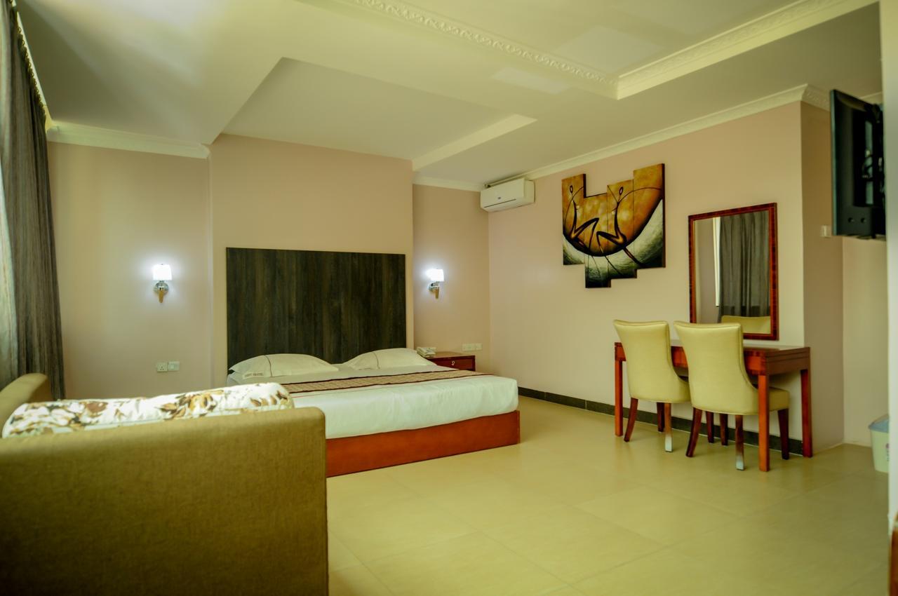 Russell Hotel Кампала Екстериор снимка