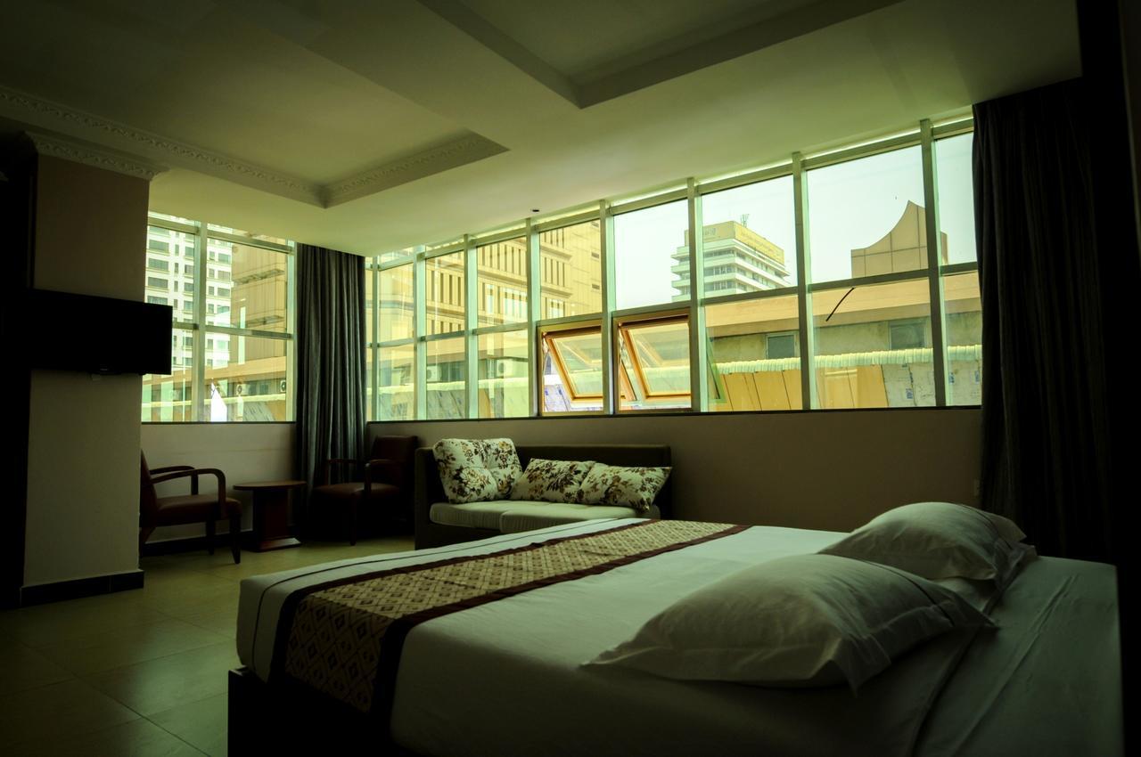 Russell Hotel Кампала Екстериор снимка