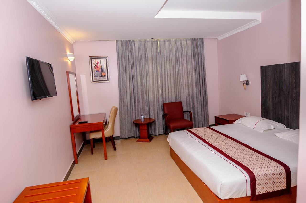 Russell Hotel Кампала Екстериор снимка