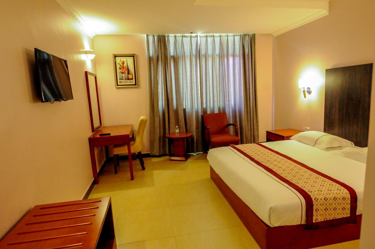 Russell Hotel Кампала Екстериор снимка