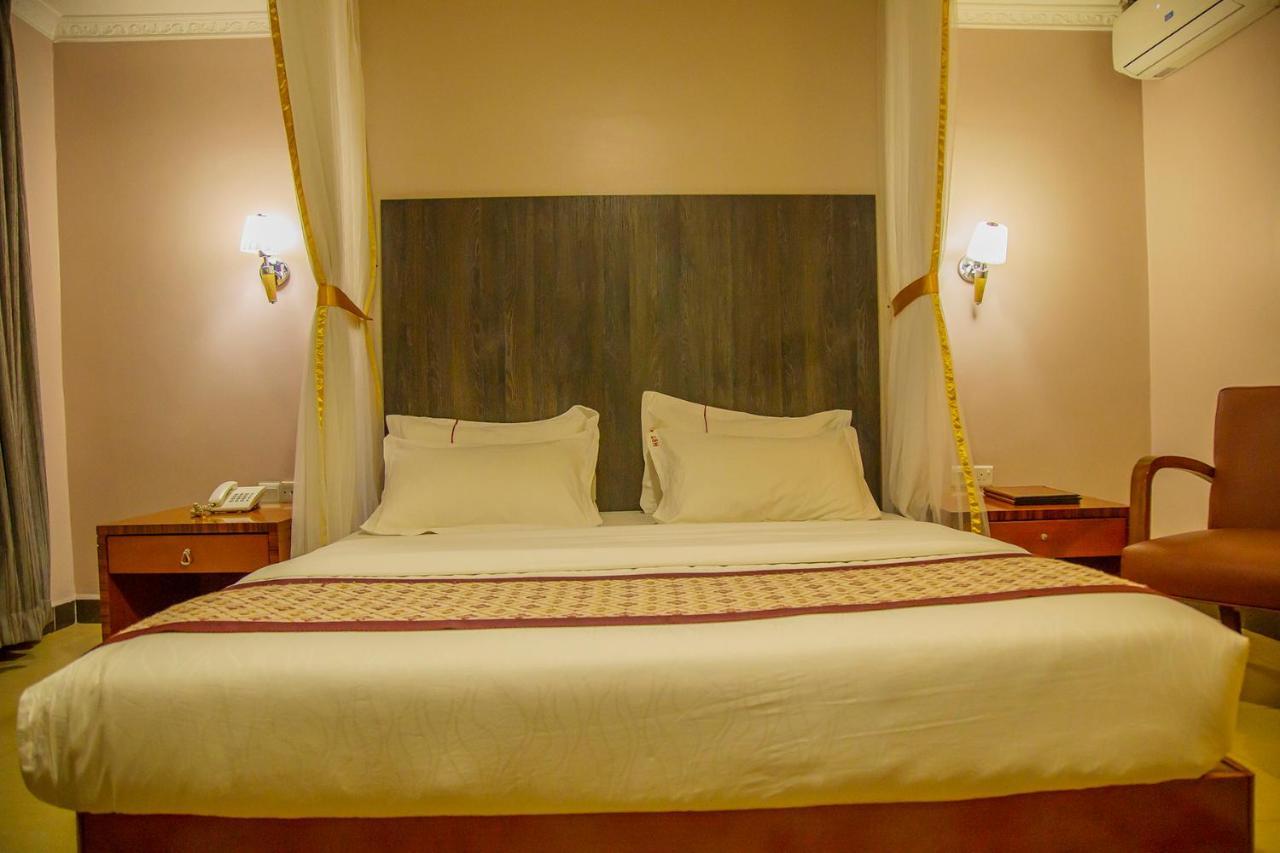 Russell Hotel Кампала Екстериор снимка