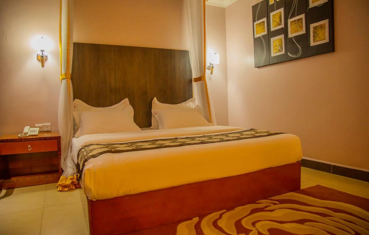 Russell Hotel Кампала Екстериор снимка